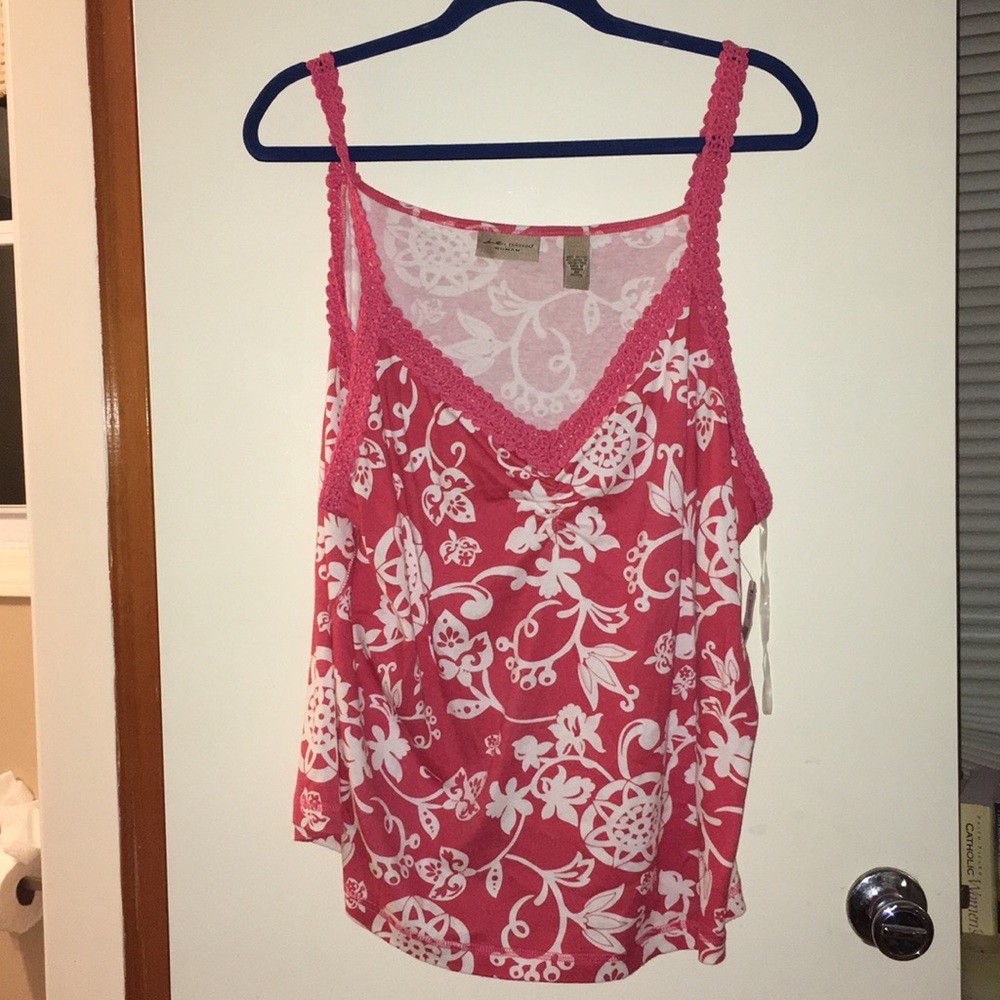 NWT Printed tank with border